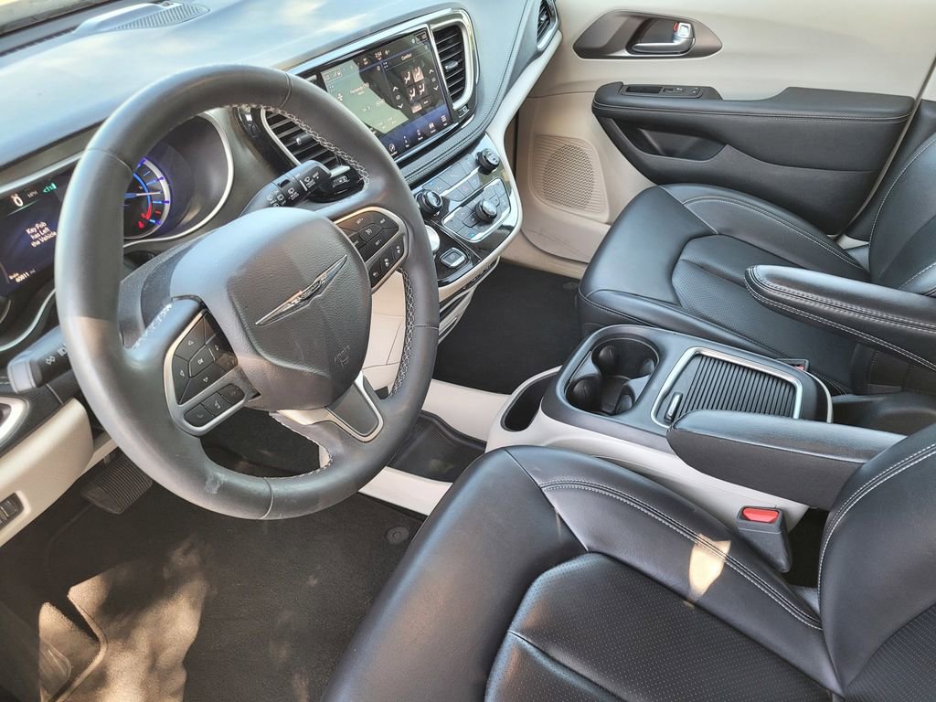 Used 2024 Chrysler Pacifica Select image 18