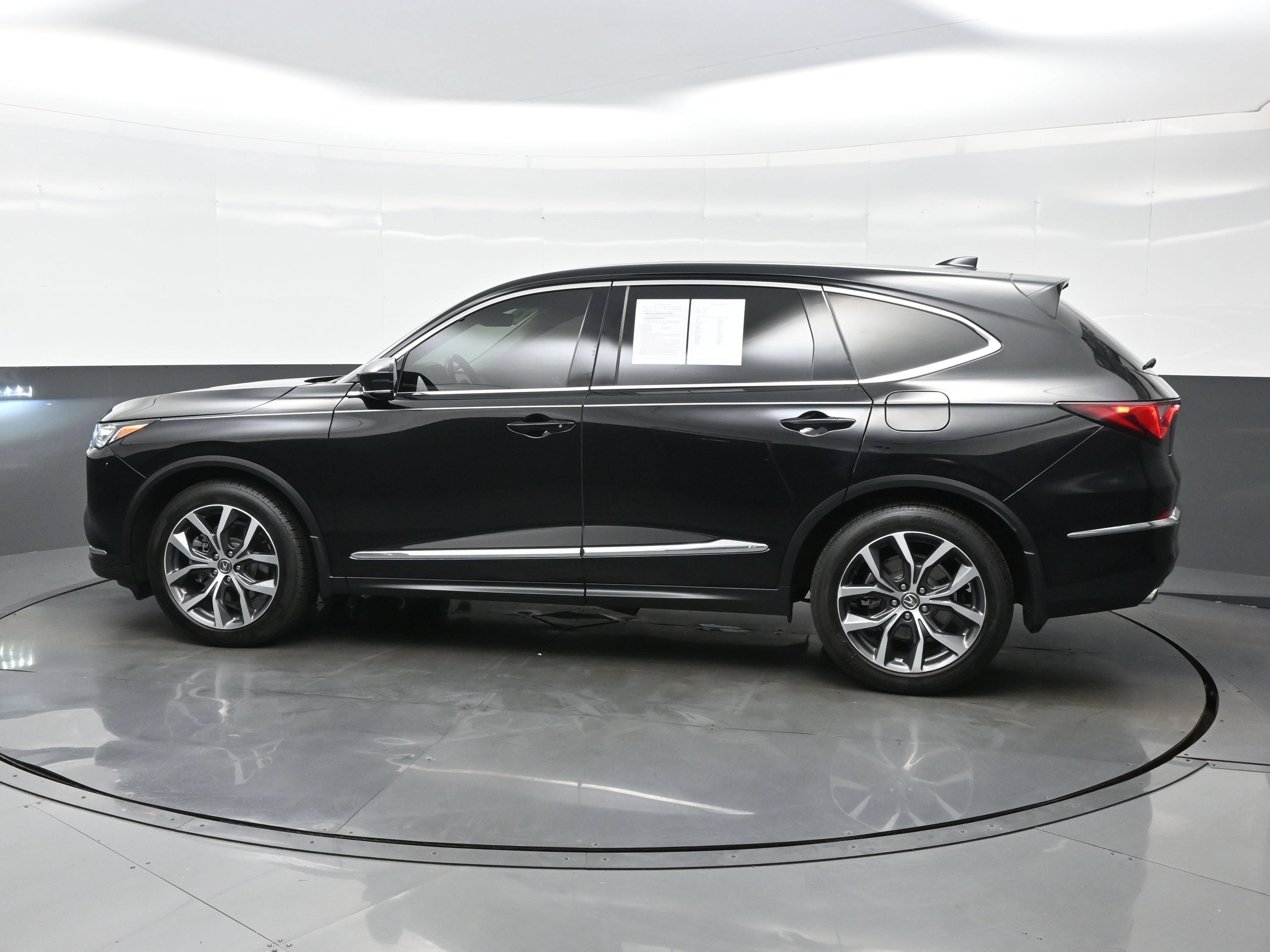Used 2022 Acura MDX w/ Technology Package FWD image 3