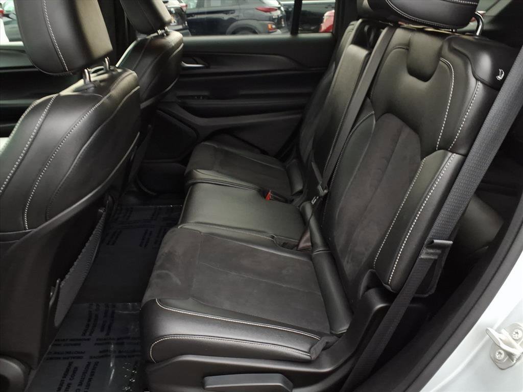 Used 2024 Jeep Grand Cherokee L Laredo image 7