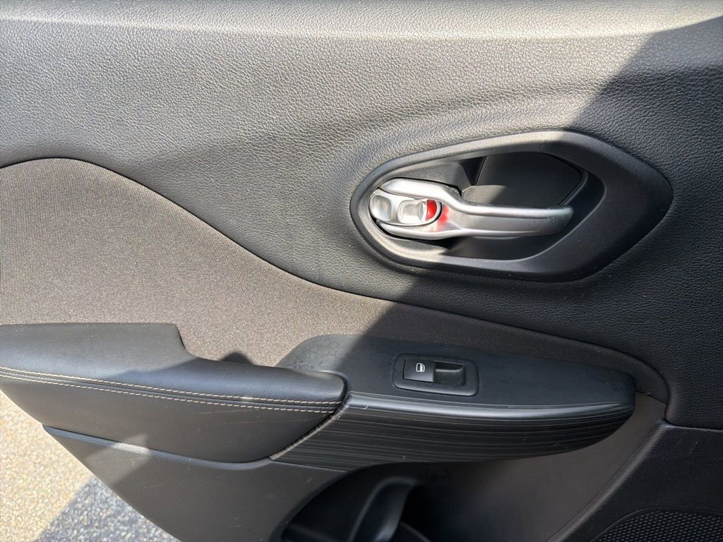 Used 2016 Jeep Cherokee Latitude w/ Safety/Convenience Group image 22