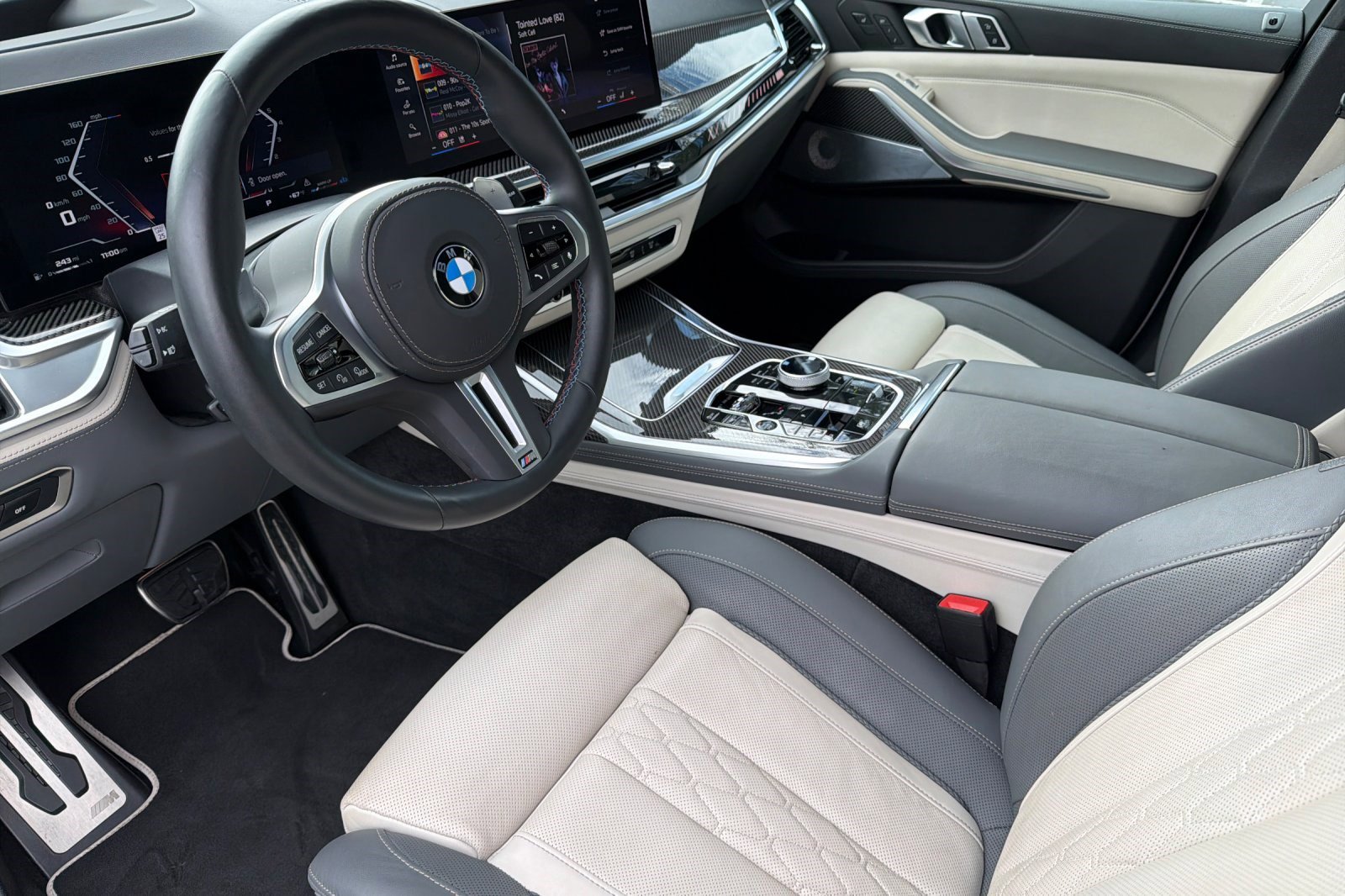 Used 2025 BMW X7 M60i image 11
