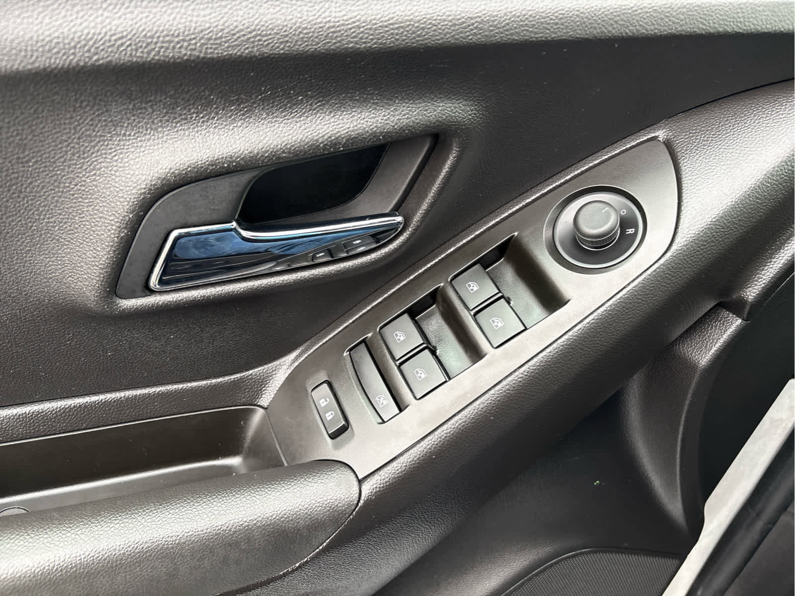 Used 2018 Chevrolet Trax LT w/ LT Convenience Package image 27