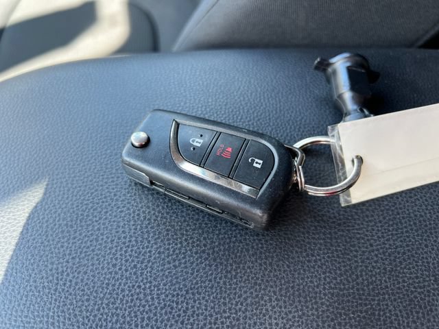 Used 2021 Toyota RAV4 LE AWD/4WD image 28