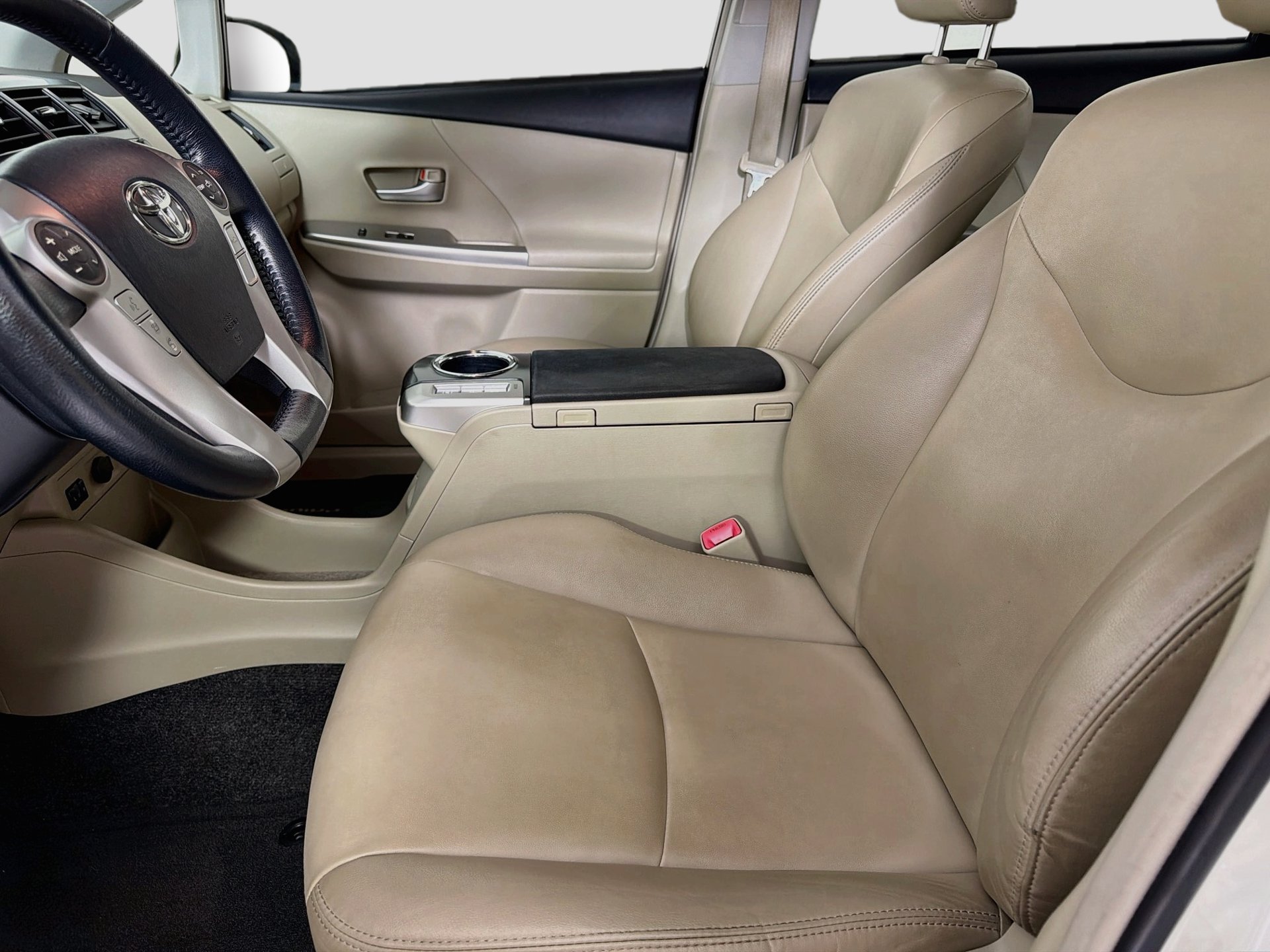 Used 2014 Toyota Prius V Five FWD image 21