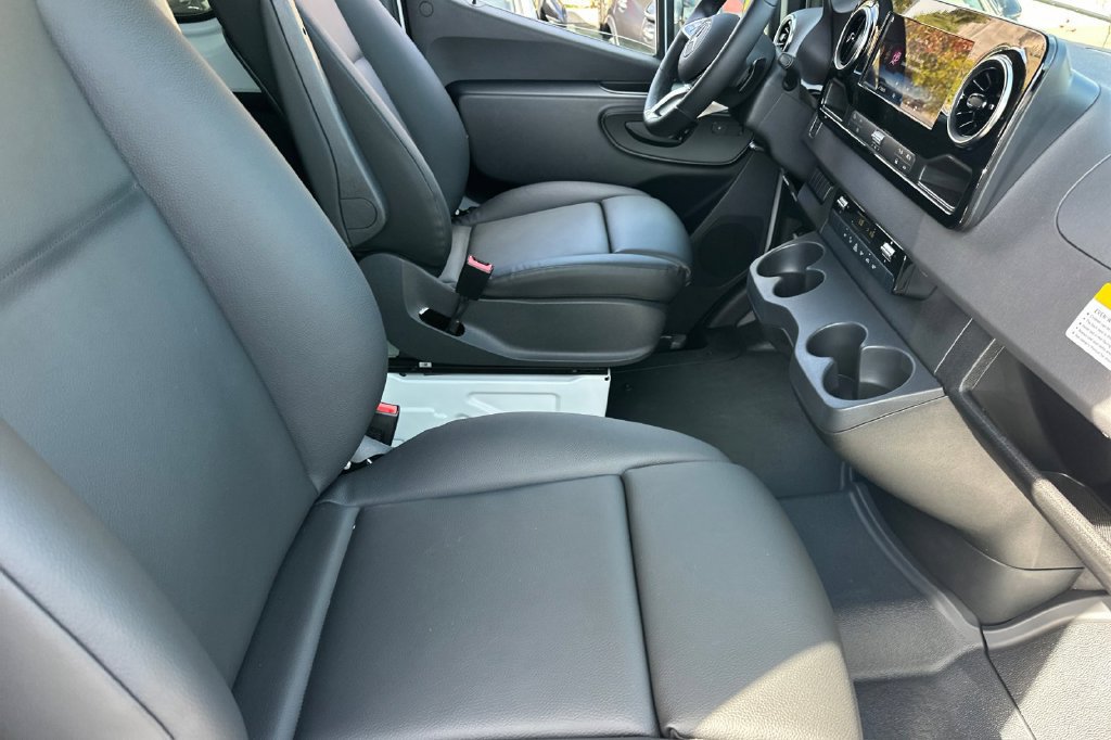 Used 2025 Mercedes-Benz Sprinter 2500 image 17