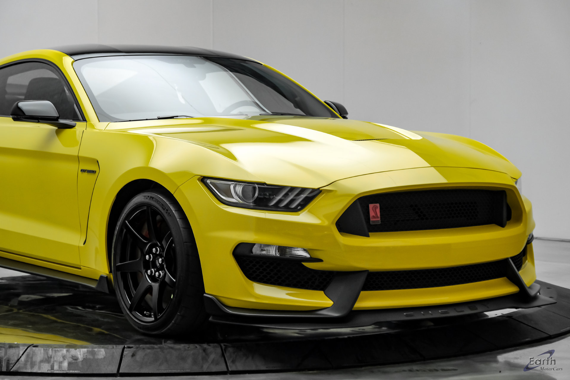Used 2017 Ford Mustang Shelby GT350R w/ GT350R Equipment Group 920A RWD image 27