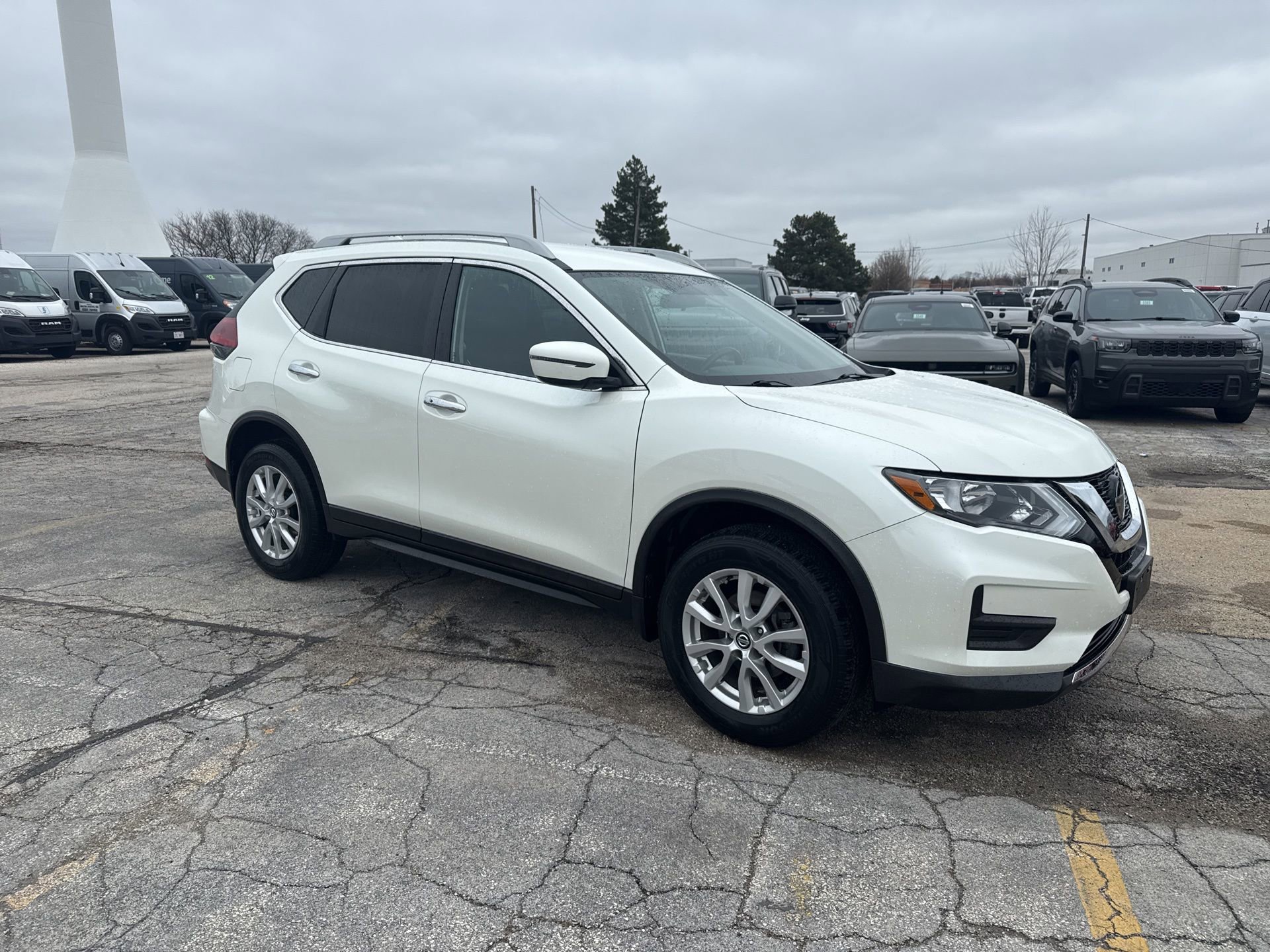 Used 2018 Nissan Rogue SV image 4