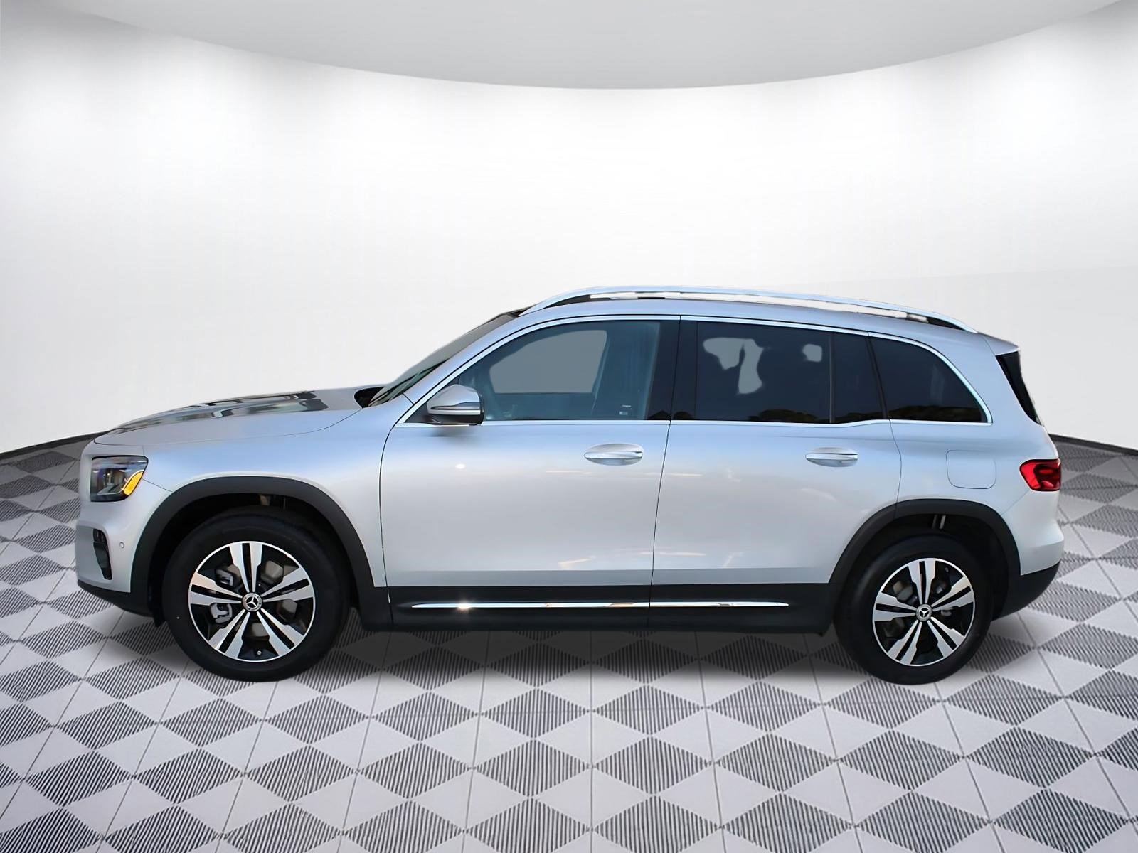 Used 2026 Mercedes-Benz GLB 250 image 2