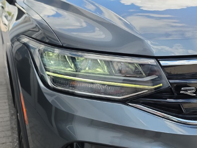 Used 2022 Volkswagen Tiguan SE R-Line FWD image 11