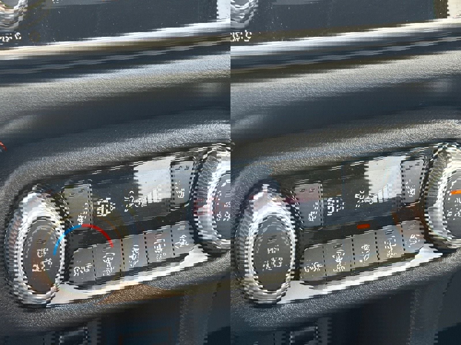 Used 2020 Nissan Versa SR w/ Convenience Package image 26