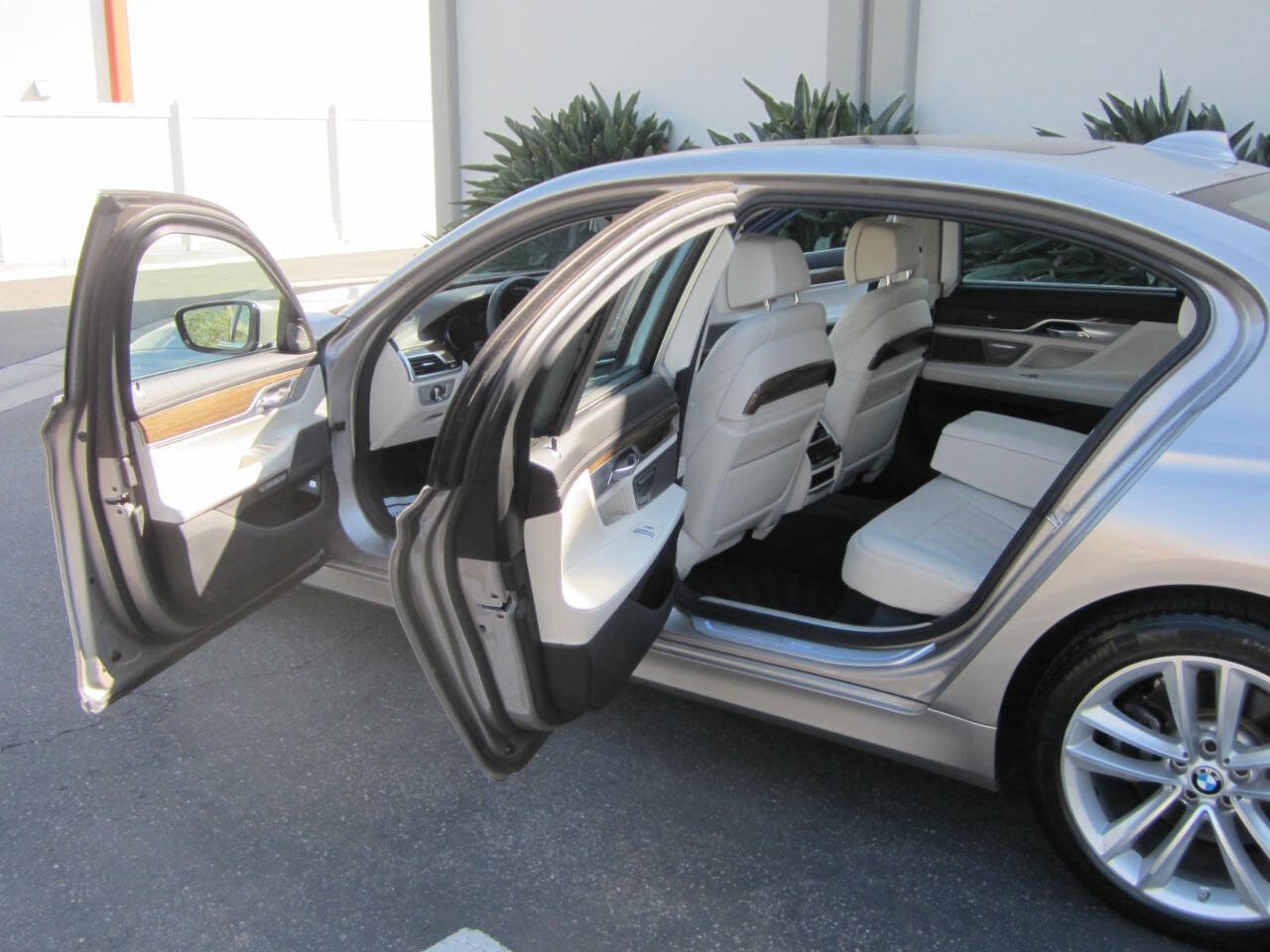 Used 2016 BMW 750i image 22