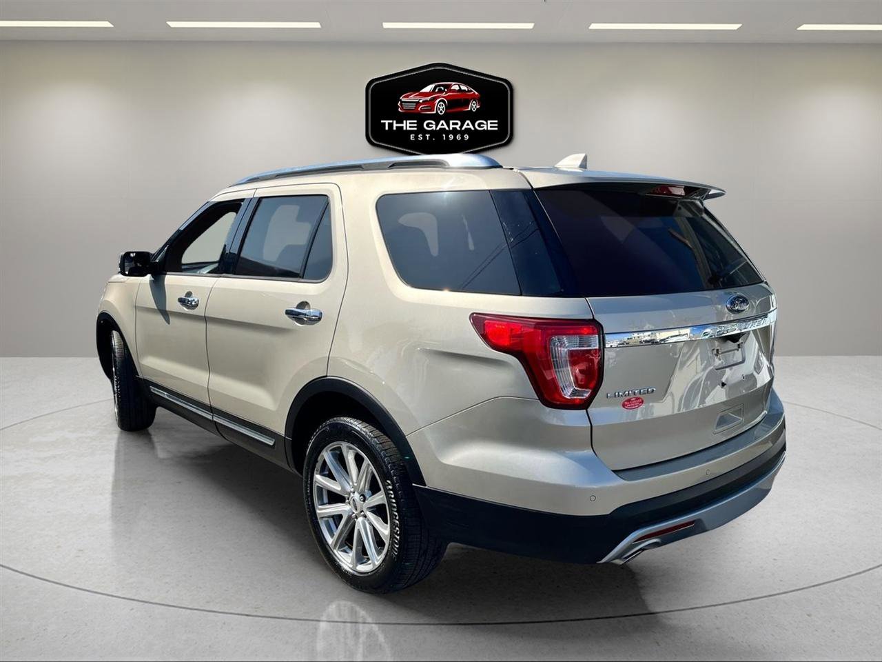 Used 2017 Ford Explorer Limited image 3