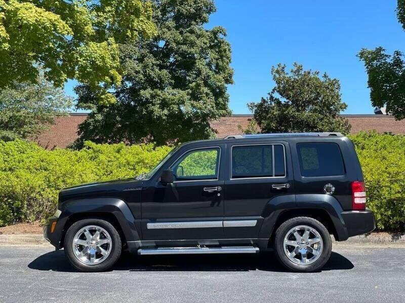 Used 2010 Jeep Liberty Limited w/ Tire & Wheel Group RWD image 4