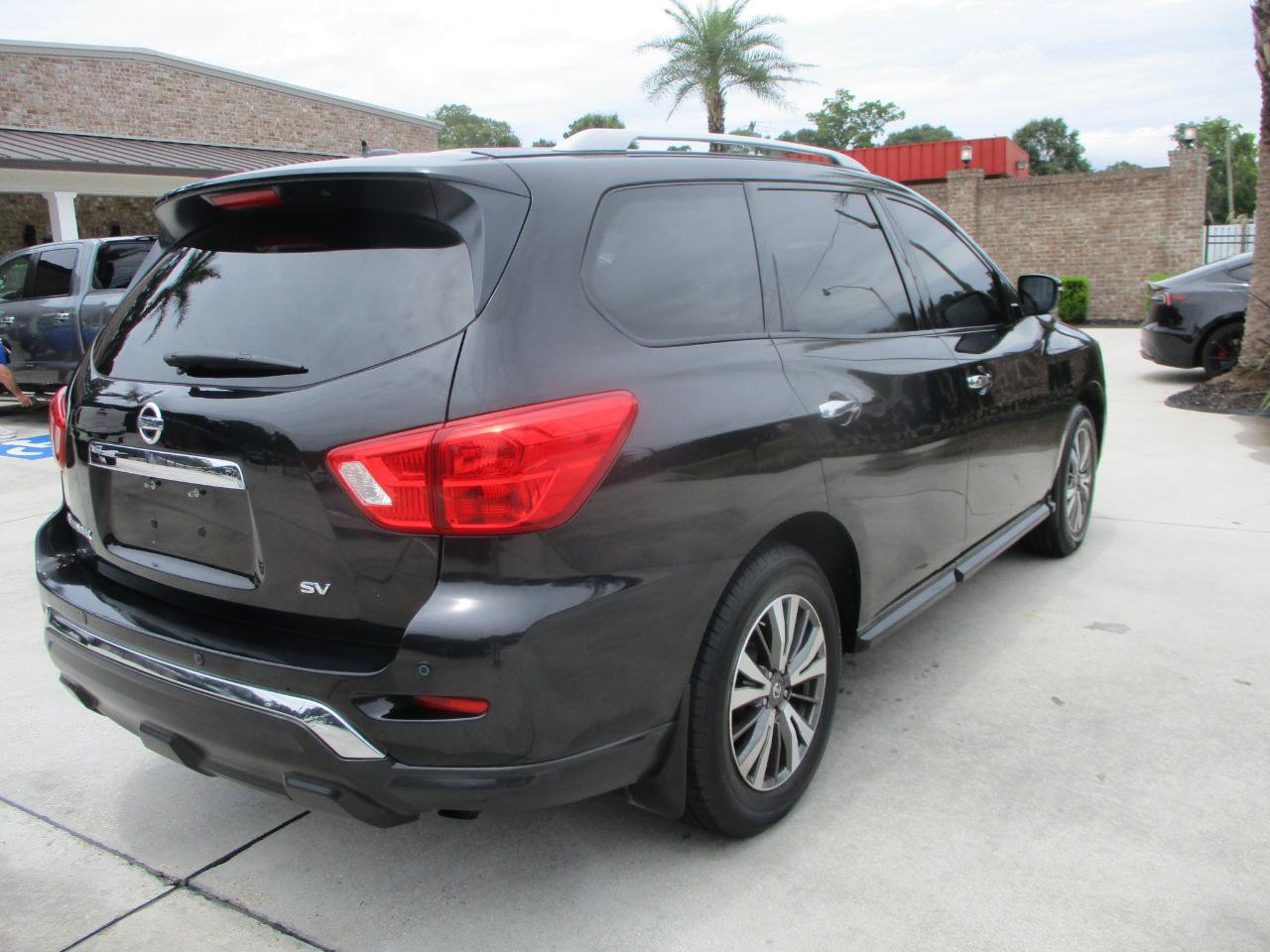 Used 2017 Nissan Pathfinder SV FWD image 6
