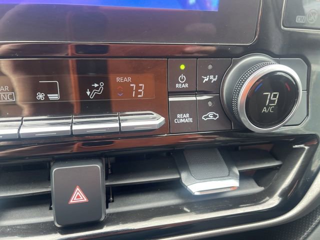 Used 2024 Toyota Highlander LE AWD/4WD image 32