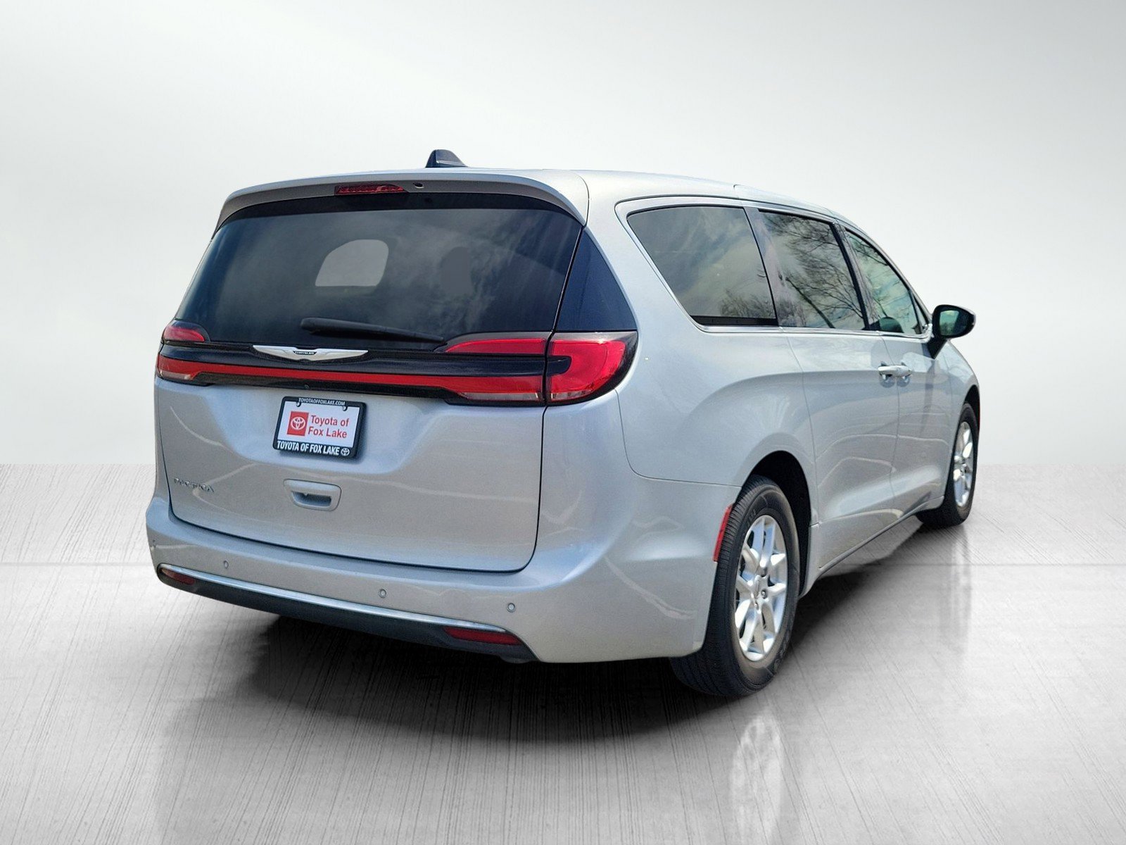 Used 2023 Chrysler Pacifica Touring-L FWD image 4