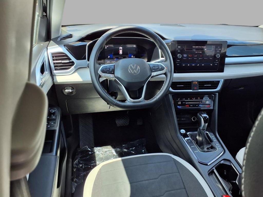 Used 2026 Volkswagen Taos SE FWD image 4