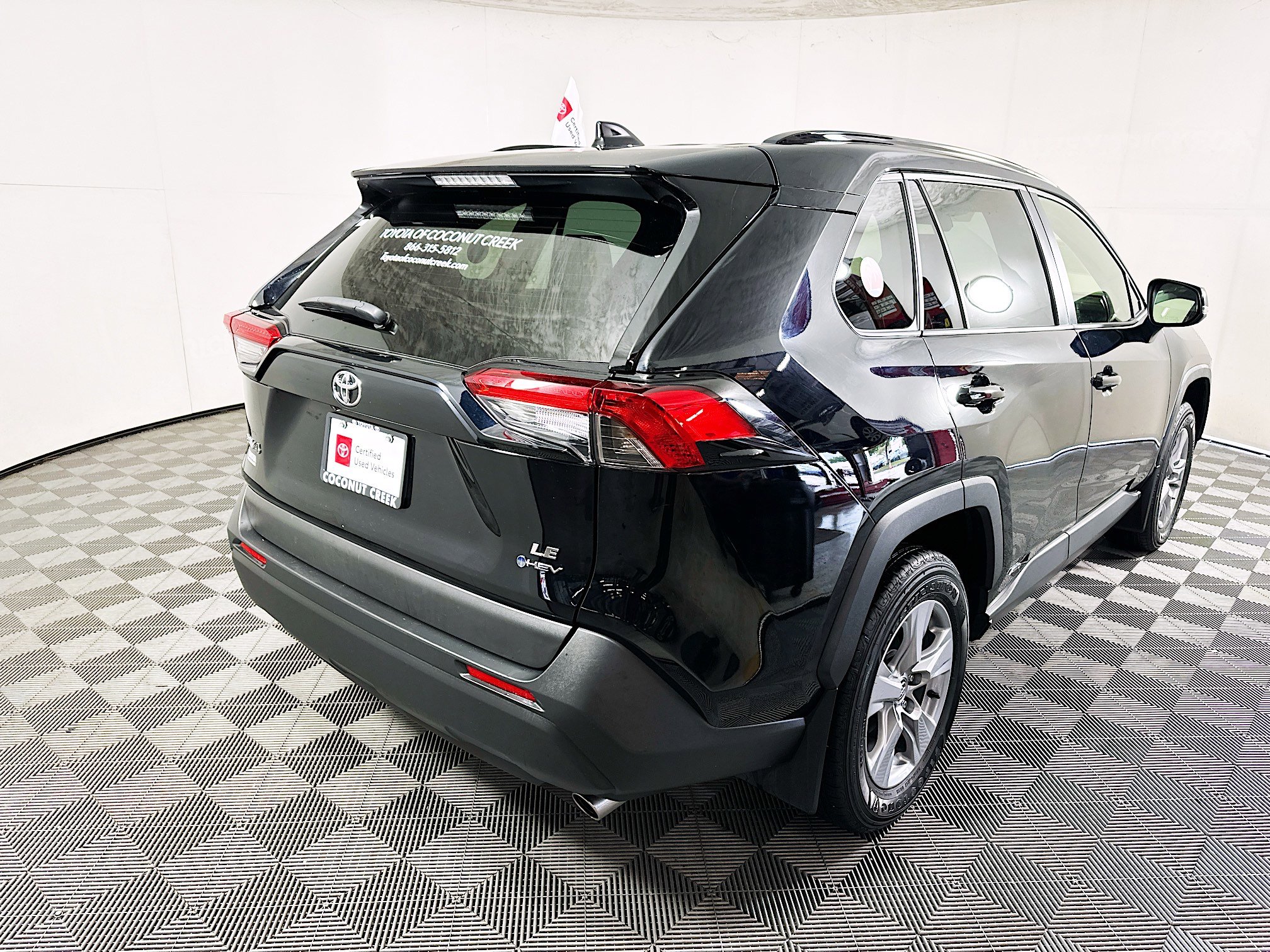 Used 2025 Toyota RAV4 LE AWD/4WD image 3