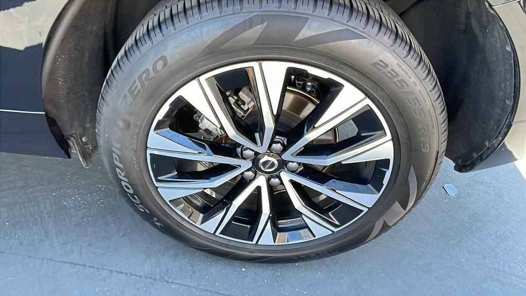 Used 2025 Volvo XC60 B5 Plus AWD/4WD image 30