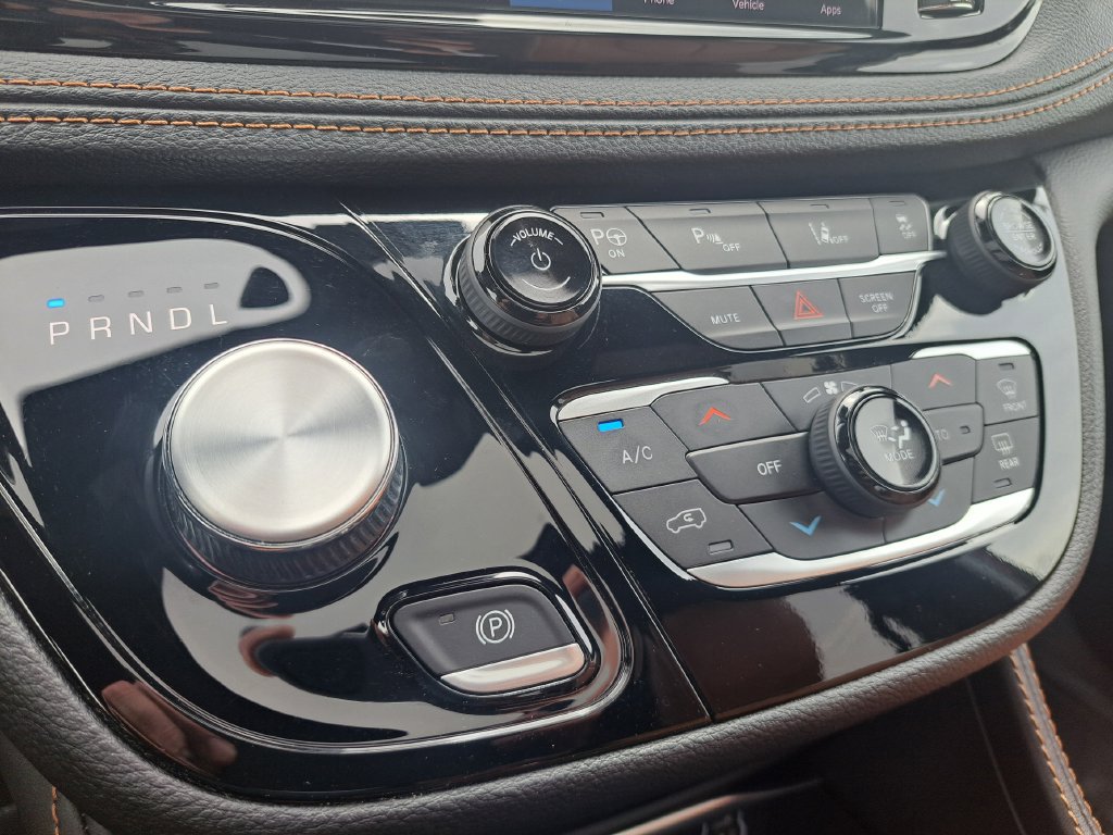 Used 2023 Chrysler Pacifica Pinnacle FWD image 17