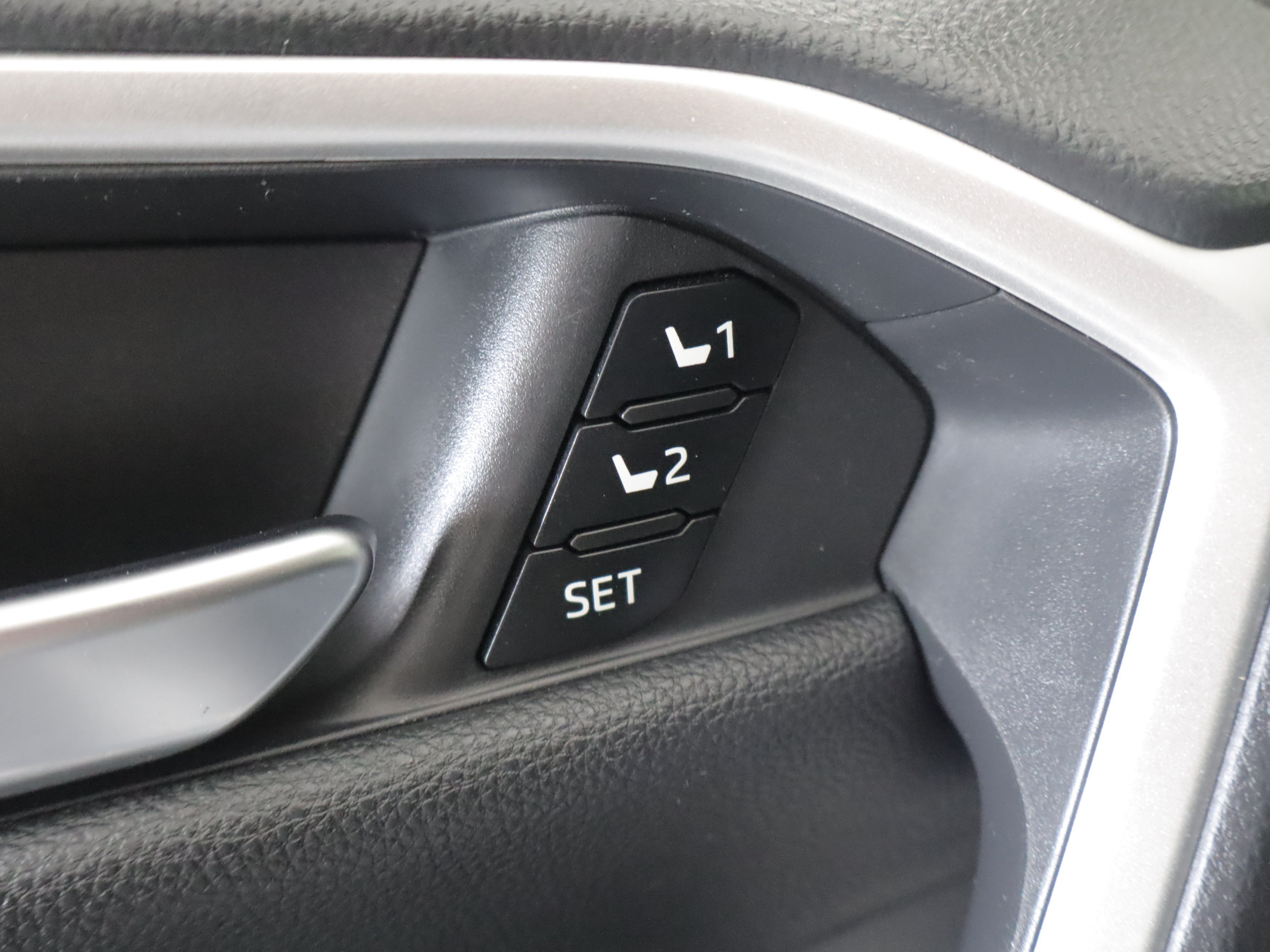 Used 2019 Toyota RAV4 Limited w/ Advanced Technology Package AWD/4WD image 13
