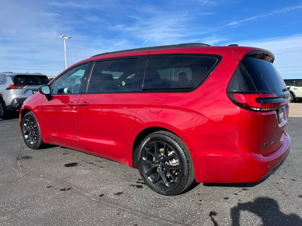 Used 2025 Chrysler Pacifica Limited image 5