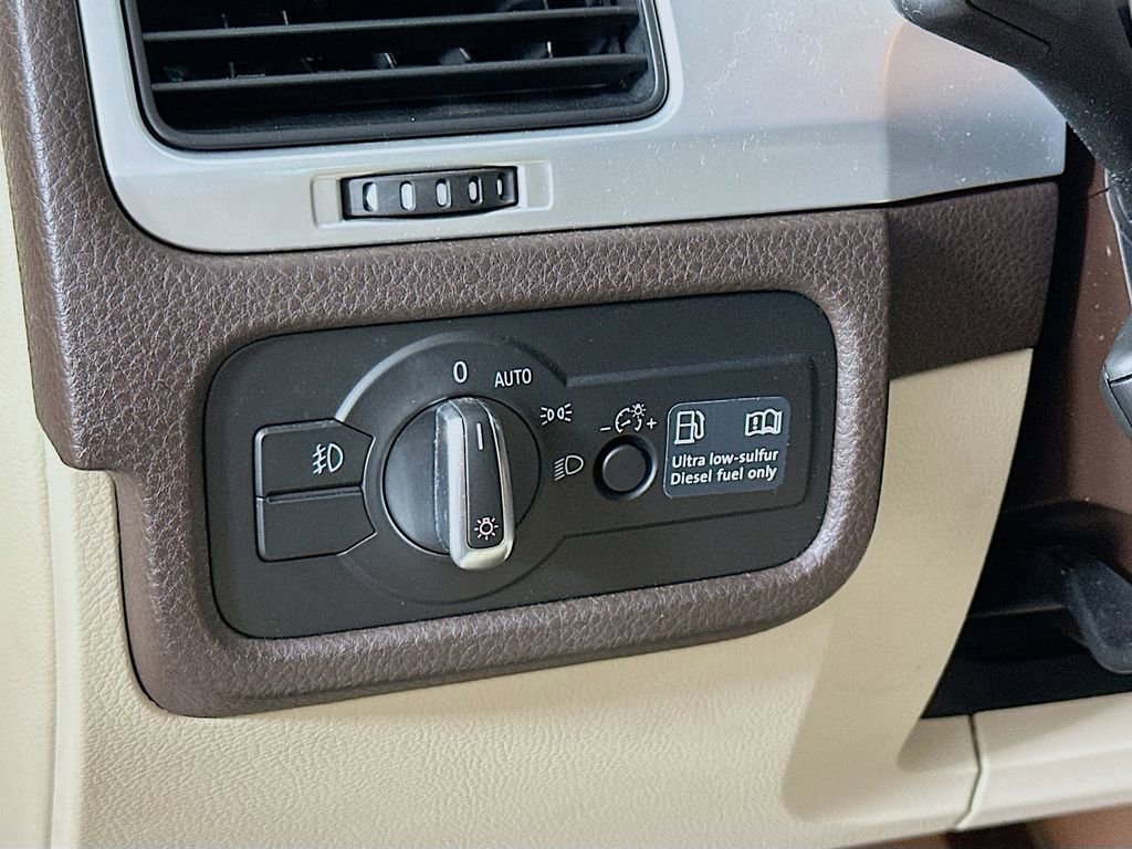 Used 2013 Volkswagen Touareg TDI image 11