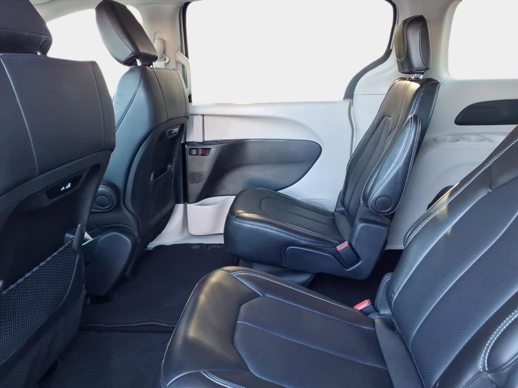 Certified 2024 Chrysler Pacifica Touring-L image 14