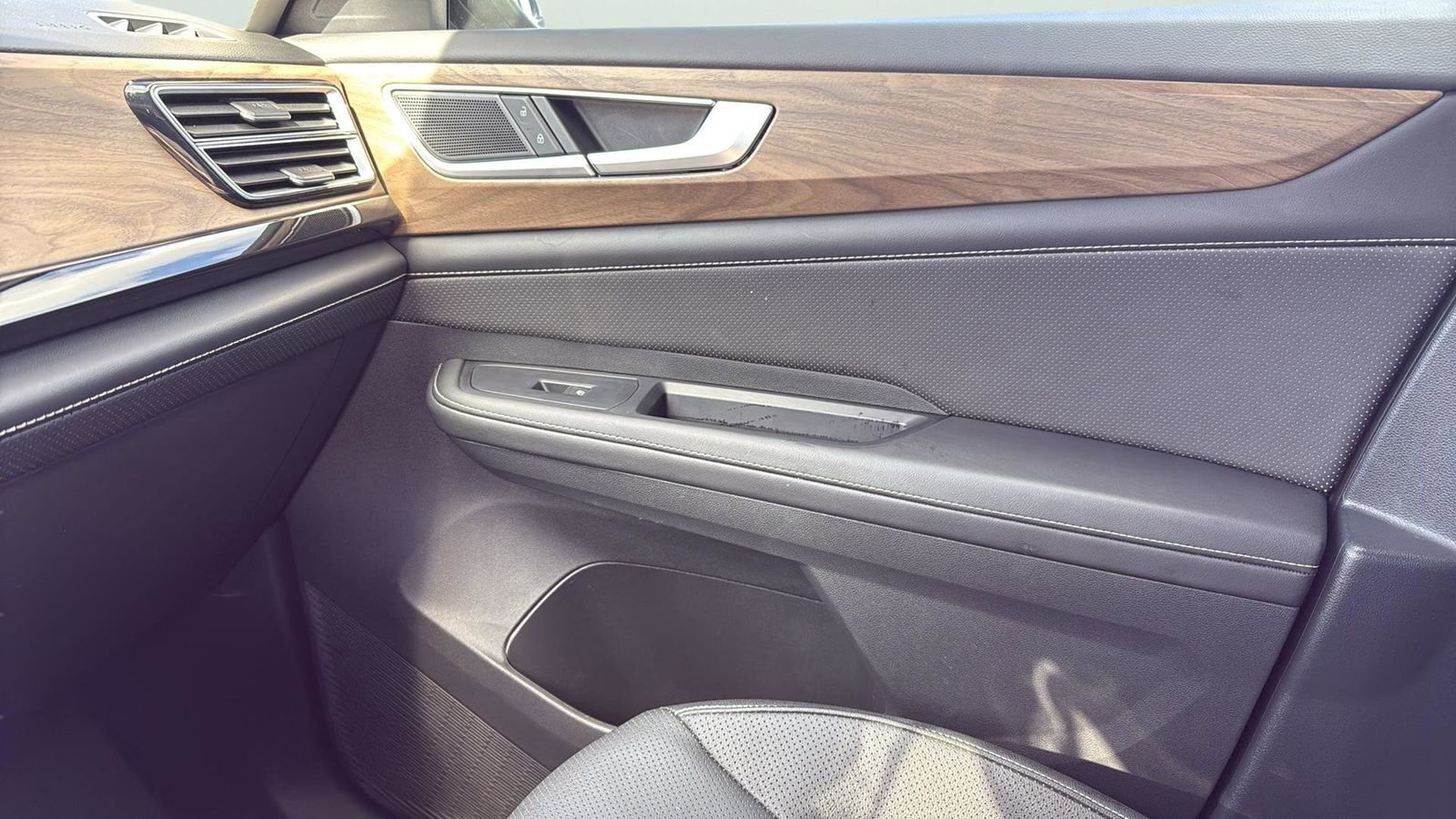 Used 2025 Volkswagen Atlas SE image 24