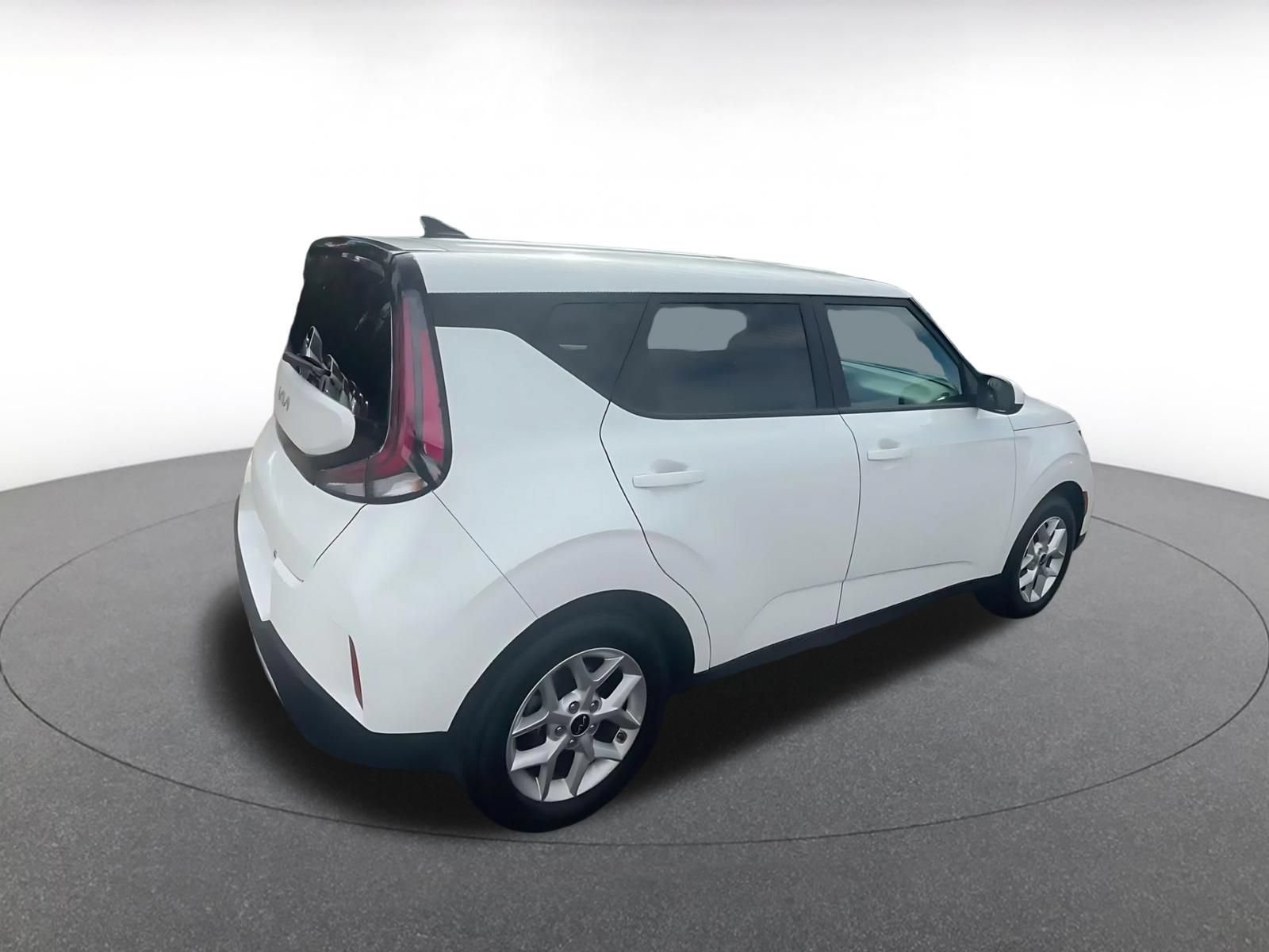 Used 2025 Kia Soul LX w/ LX Technology Package FWD image 14