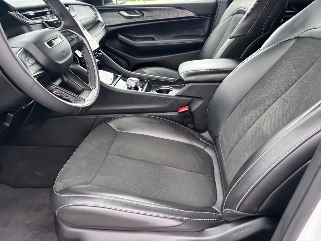 Used 2025 Jeep Grand Cherokee Altitude AWD/4WD image 9