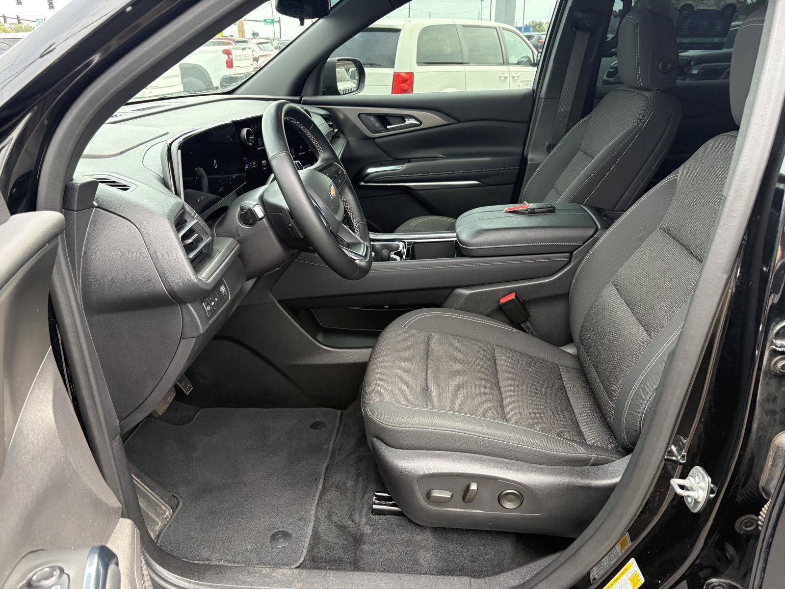 Used 2025 Chevrolet Traverse LT FWD image 4