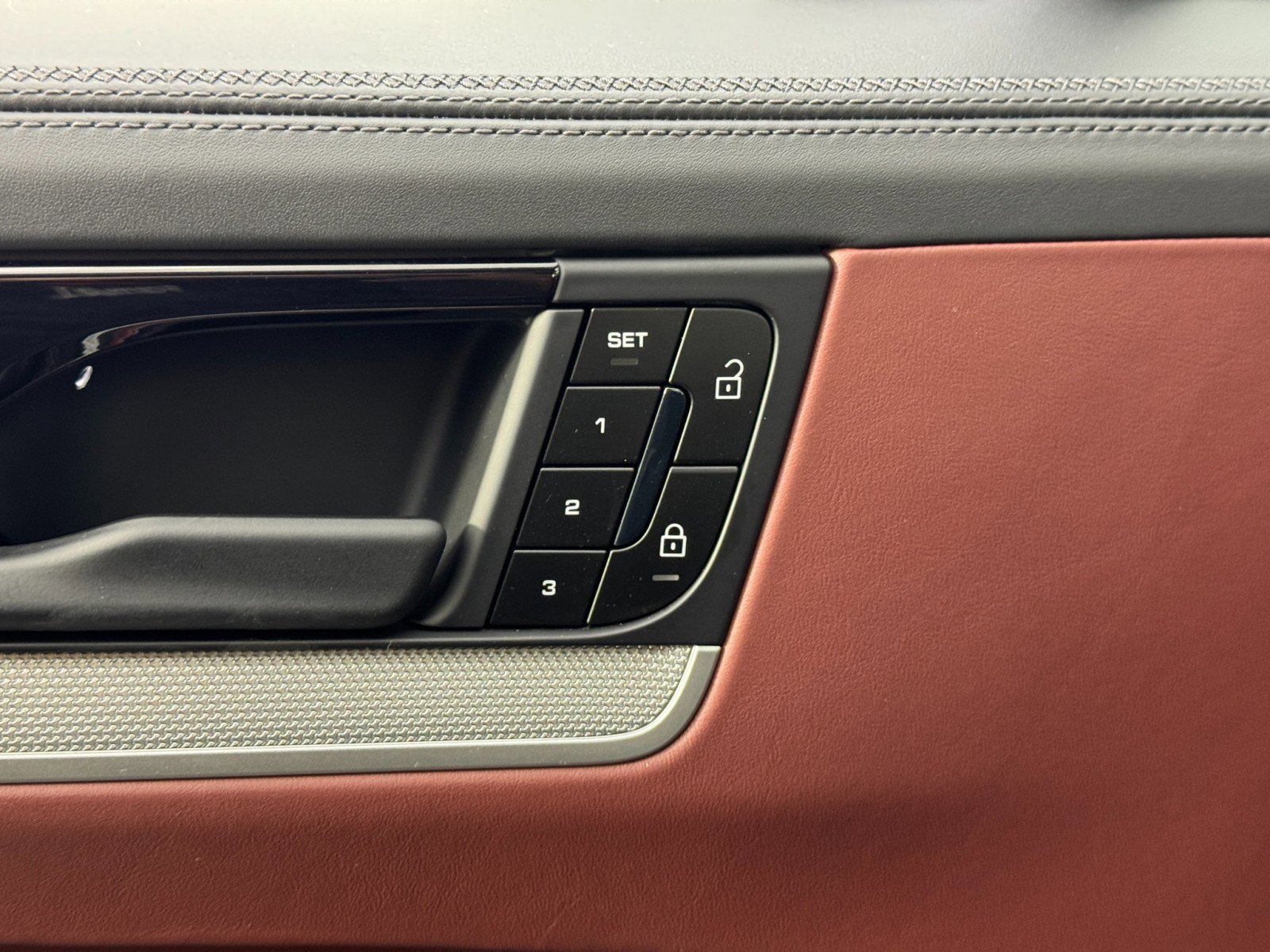 Used 2025 Porsche Cayenne S image 18