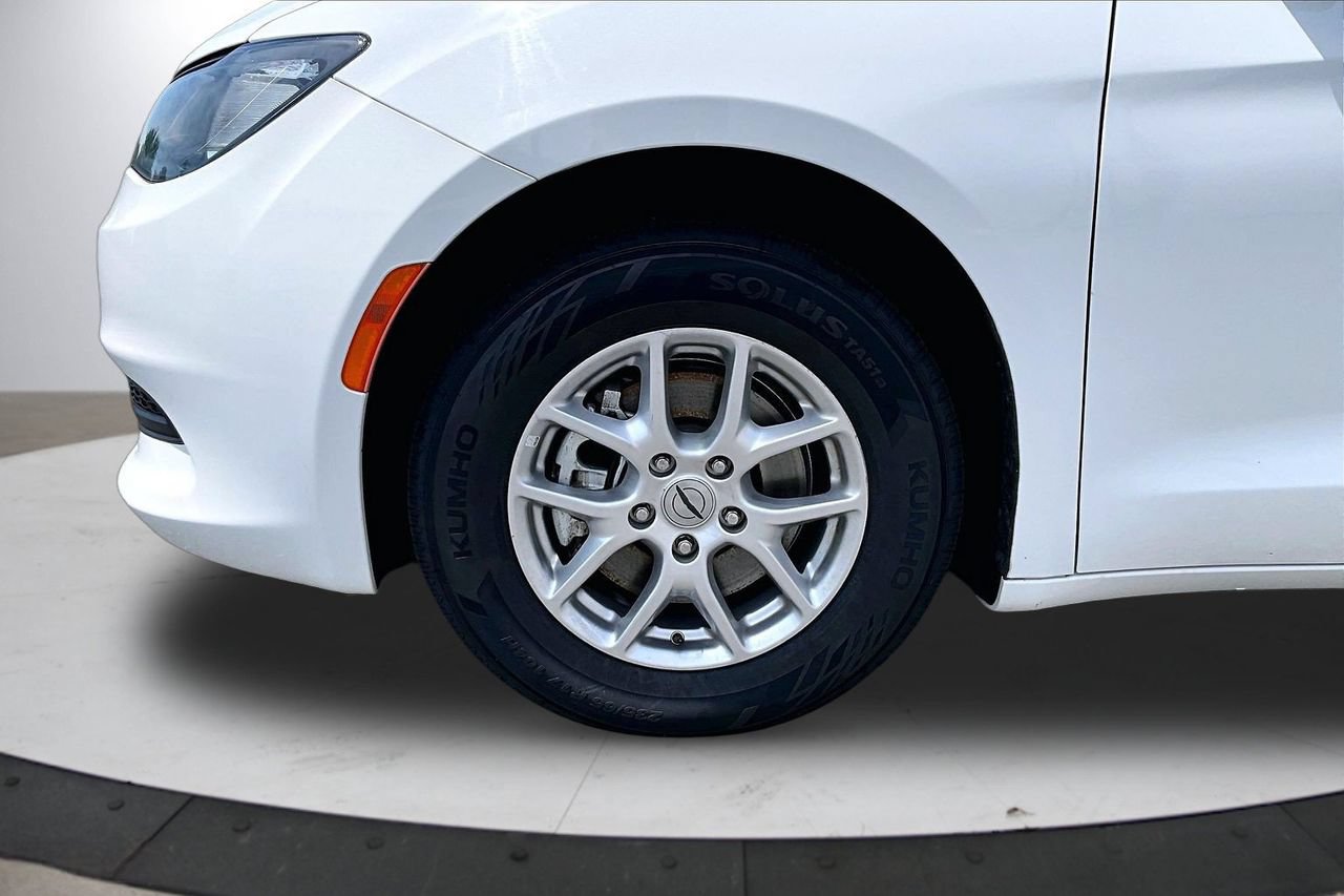 Certified 2023 Chrysler Voyager LX FWD image 31