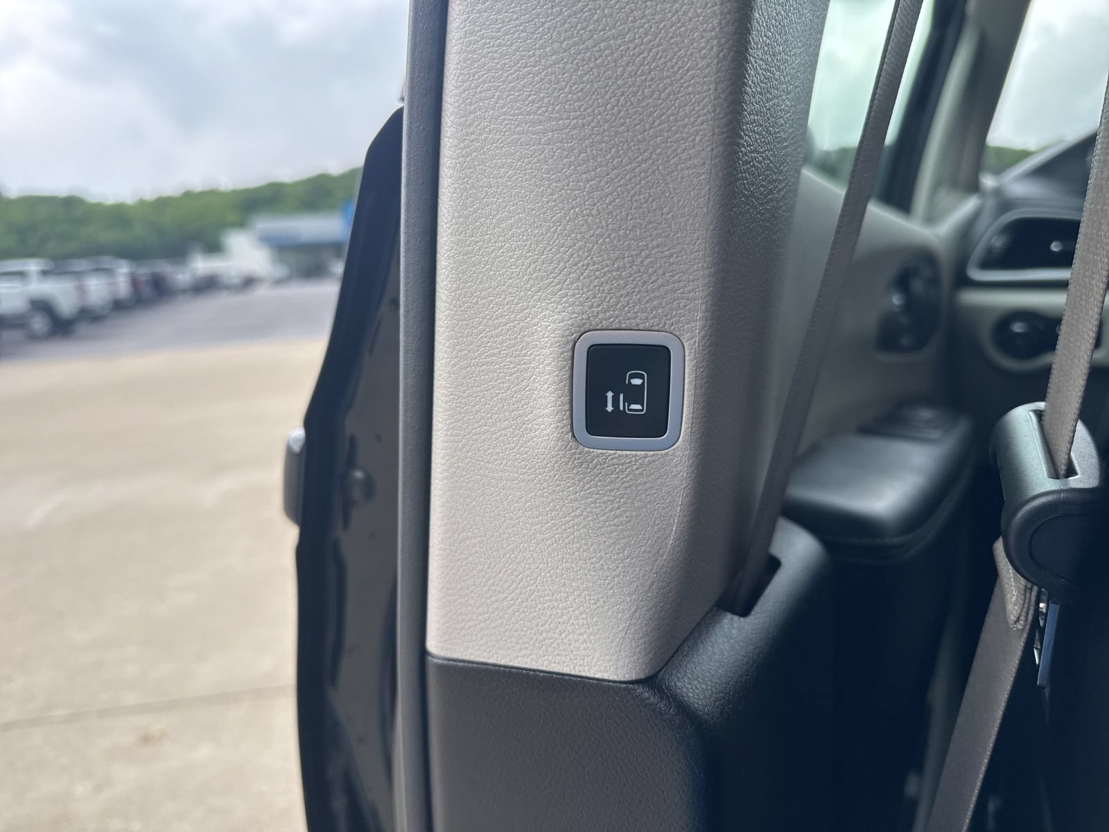 Used 2024 Chrysler Pacifica Limited FWD image 17