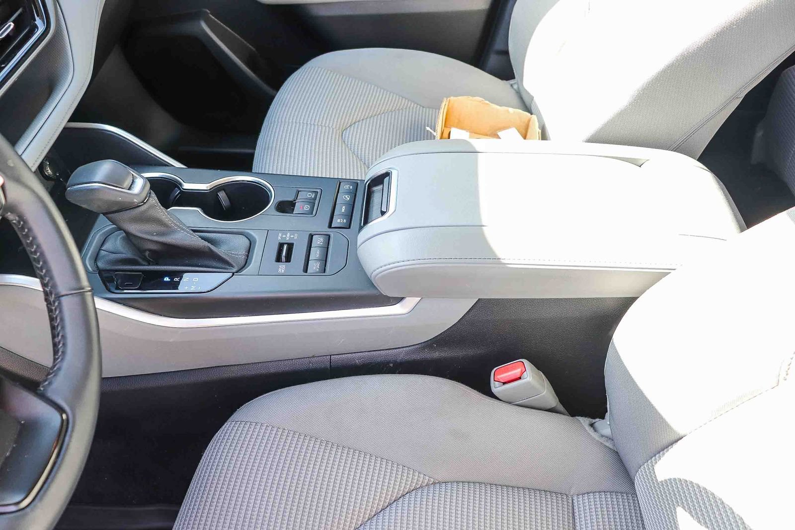 Used 2022 Toyota Highlander LE AWD/4WD image 16