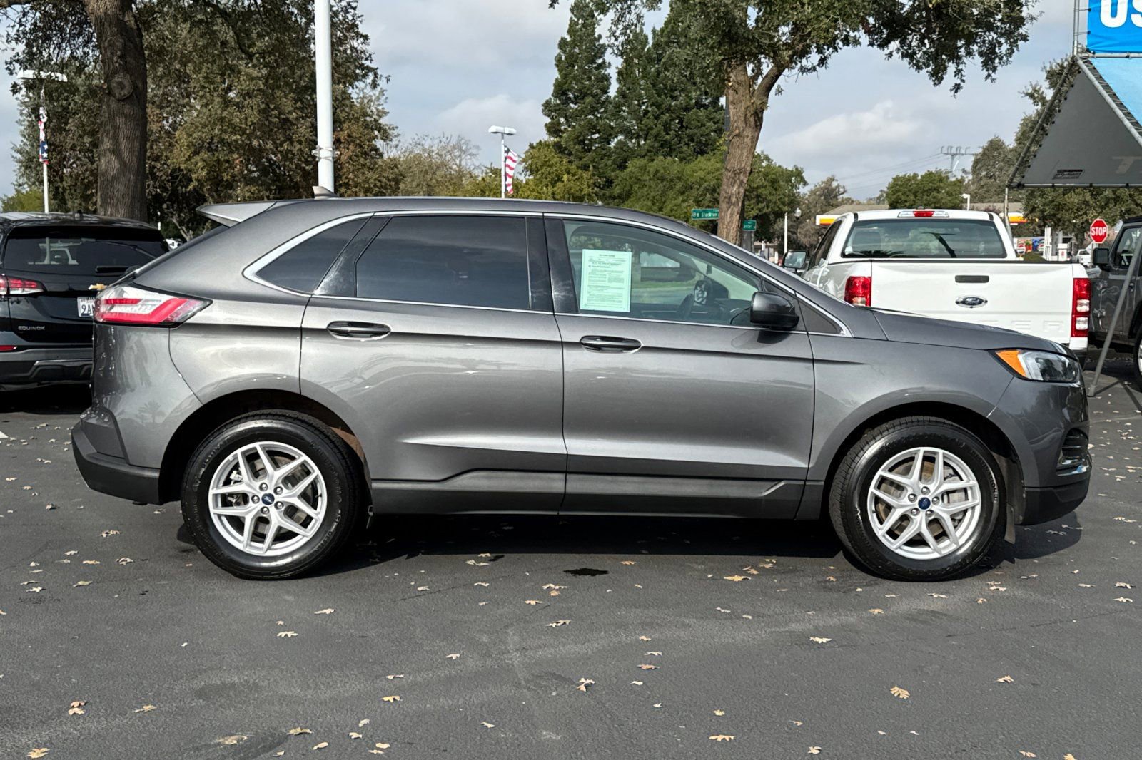 Used 2022 Ford Edge SEL image 2