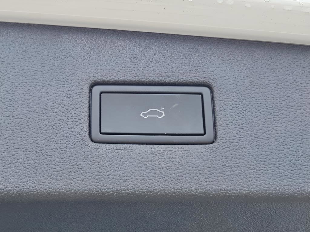 Used 2024 Volkswagen Tiguan SE image 35