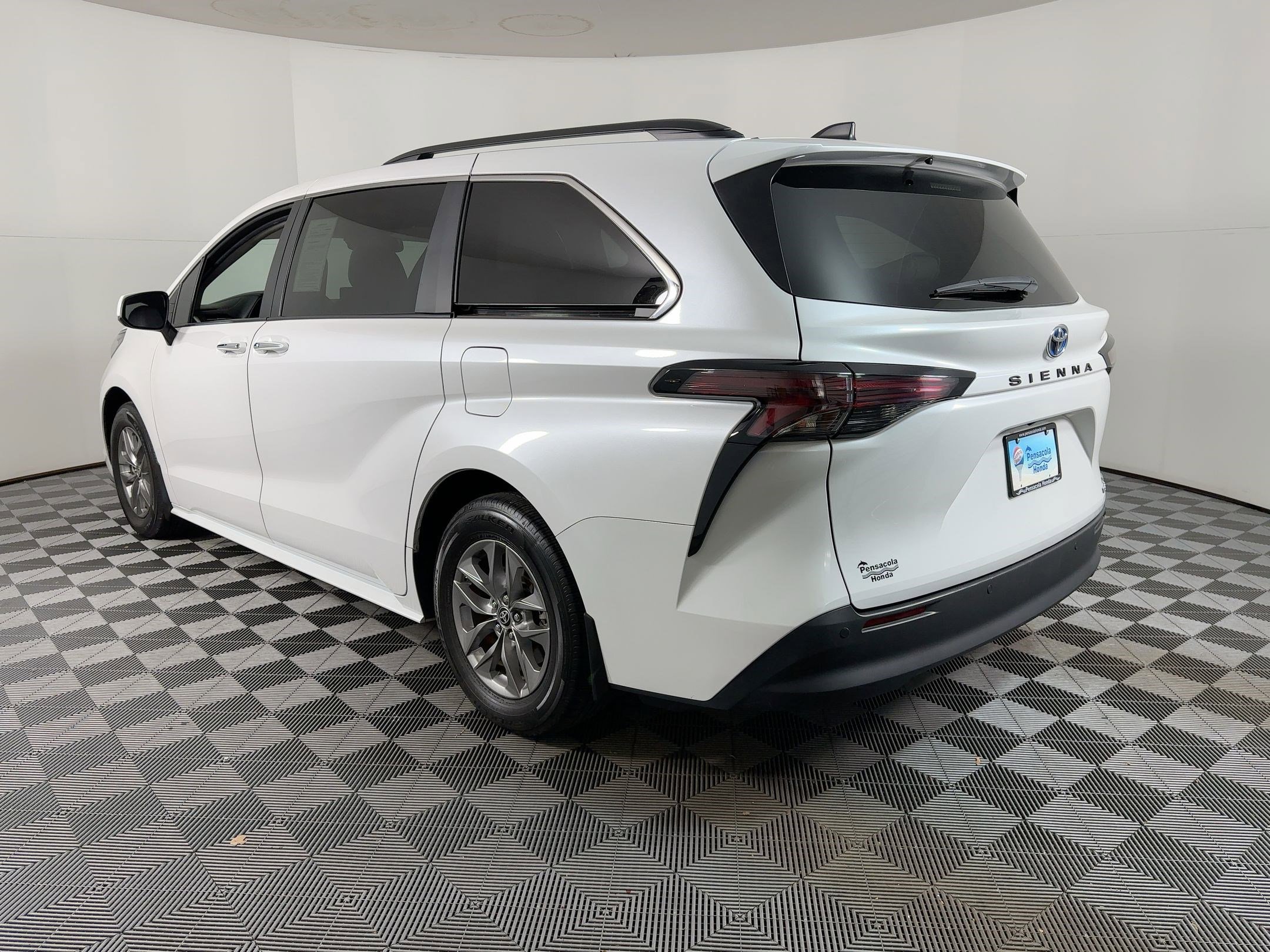 Used 2024 Toyota Sienna XLE image 2