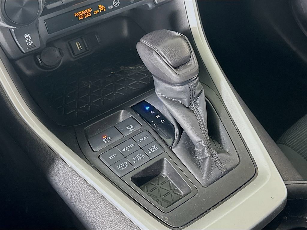 Used 2020 Toyota RAV4 LE w/ Carpet Mat Package image 16