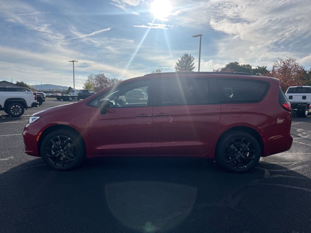 New 2026 Chrysler Pacifica Limited w/ S Appearance Package image 4