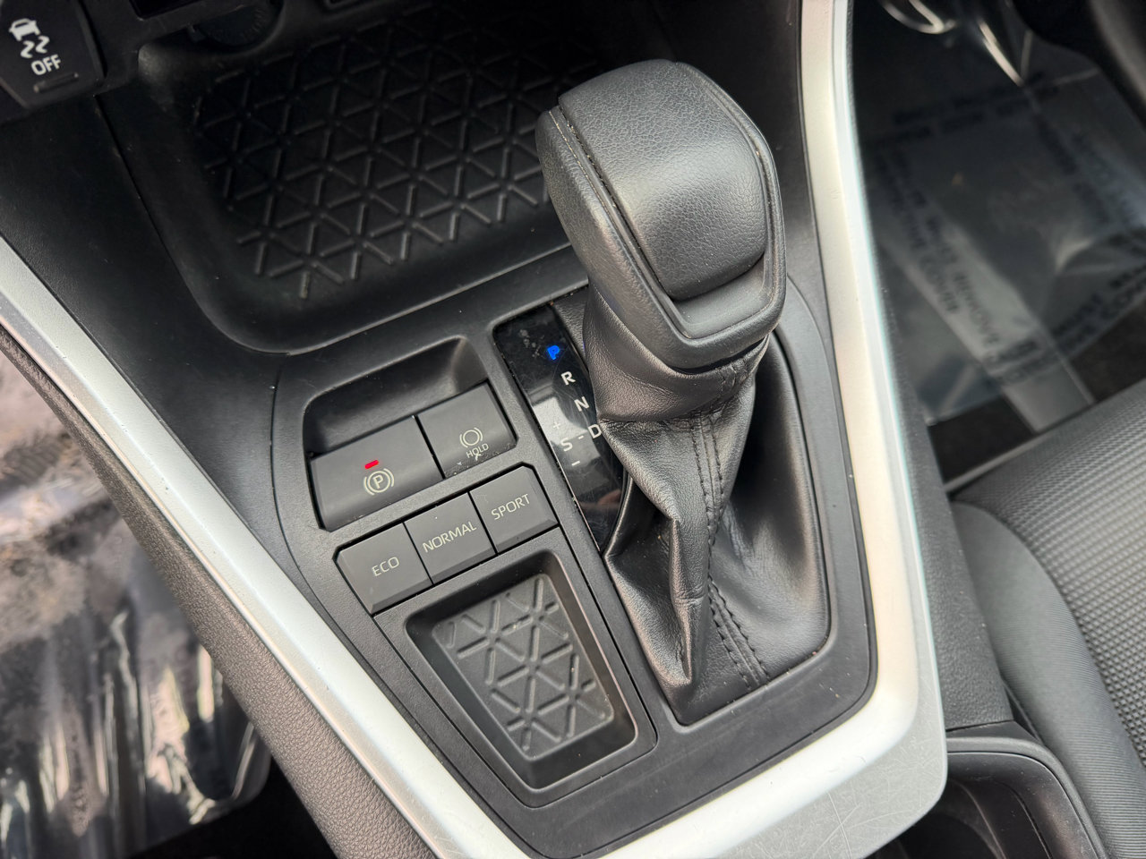 Used 2019 Toyota RAV4 LE image 32