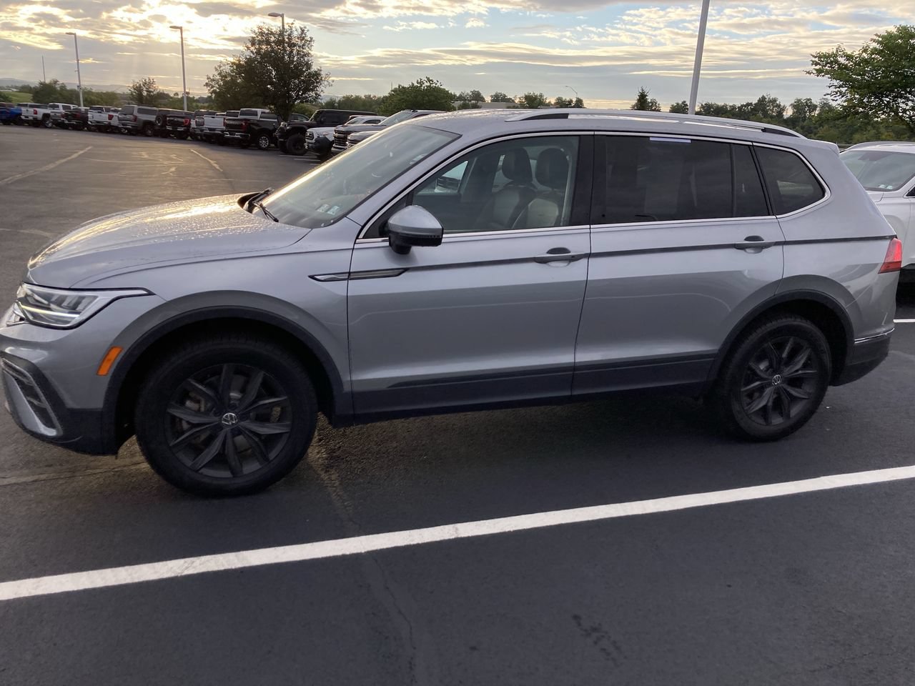 Used 2024 Volkswagen Tiguan SE AWD/4WD image 4