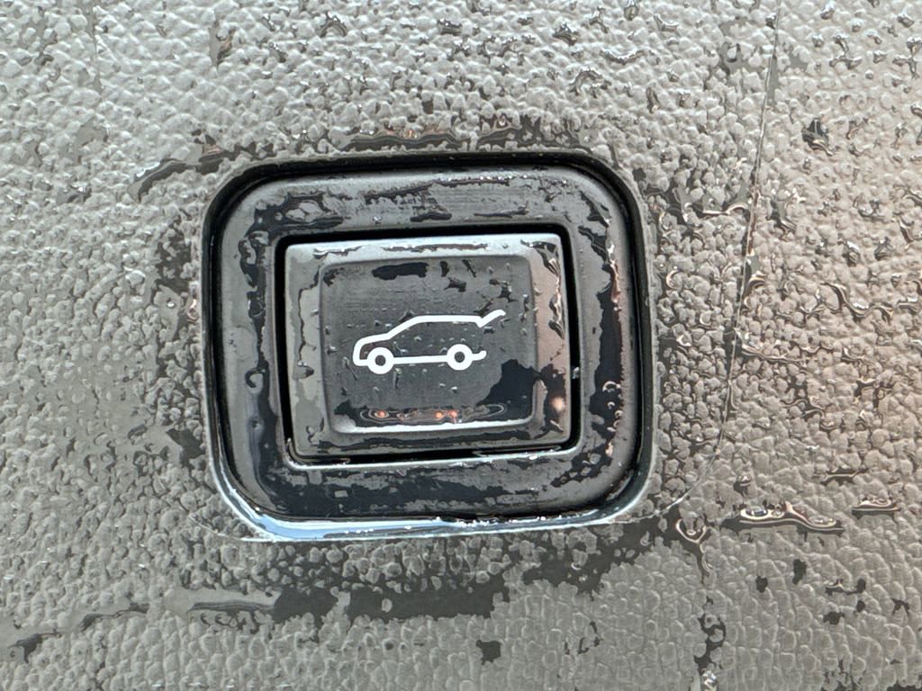 Used 2022 Chevrolet Traverse RS FWD image 19