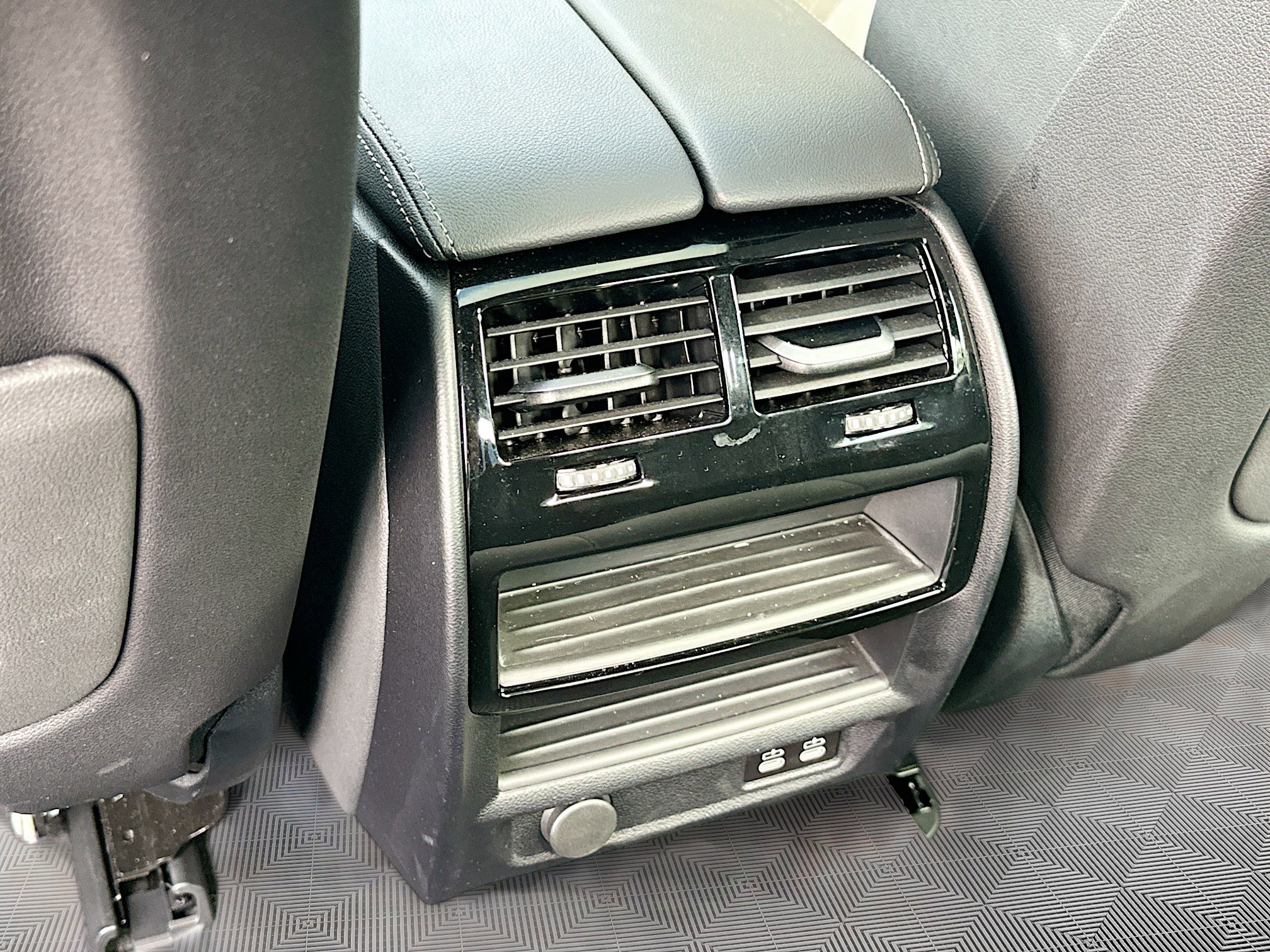 Used 2023 BMW 530e w/ M Sport Package image 25