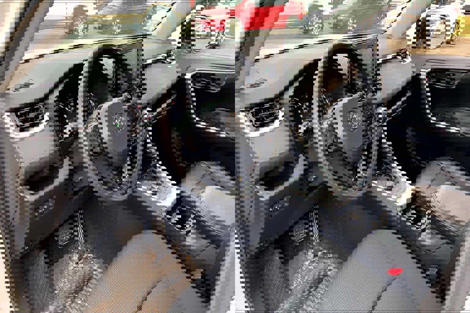 Used 2021 Toyota RAV4 LE image 18