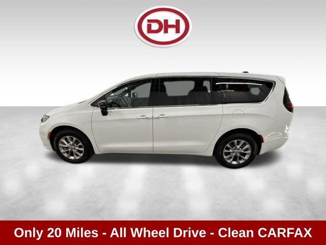 Used 2025 Chrysler Pacifica Select AWD/4WD image 8