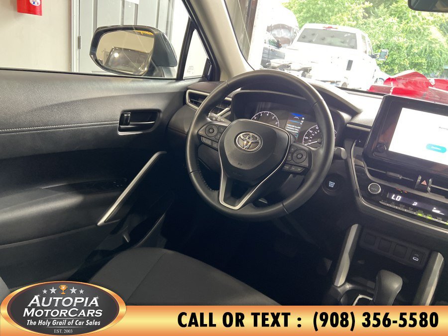Used 2025 Toyota Corolla Cross LE w/ Moonroof Package FWD image 27