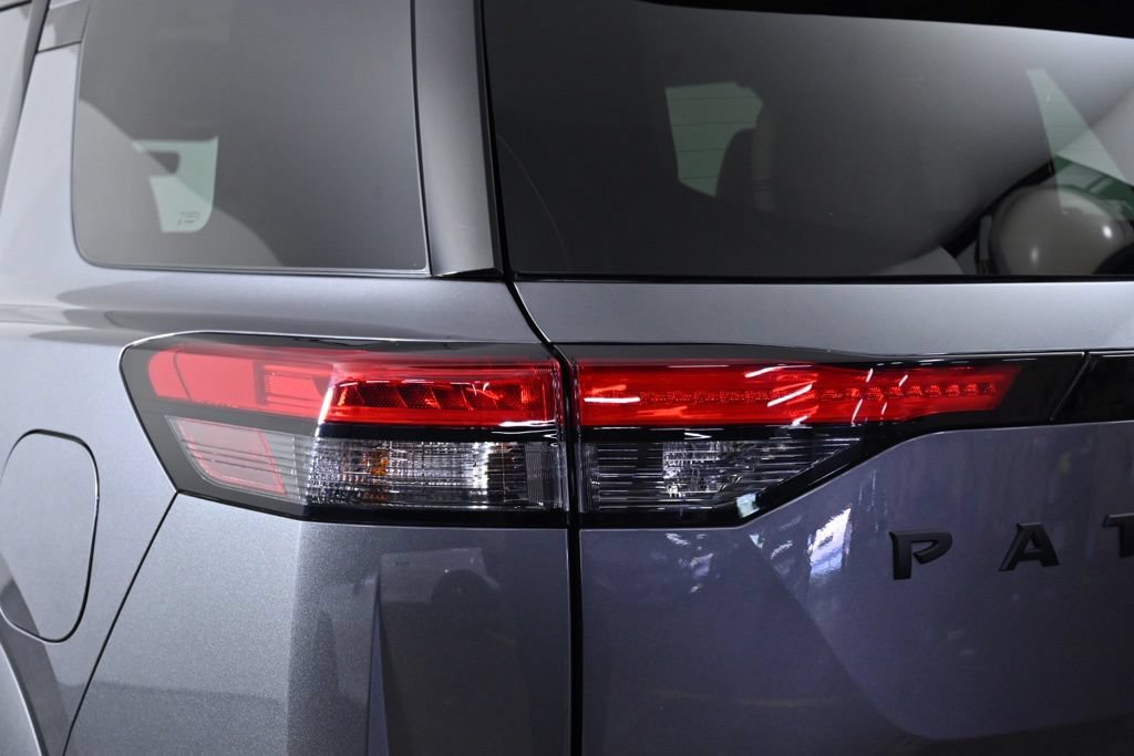Certified 2024 Nissan Pathfinder Platinum w/ Black Appearance Package AWD/4WD image 10