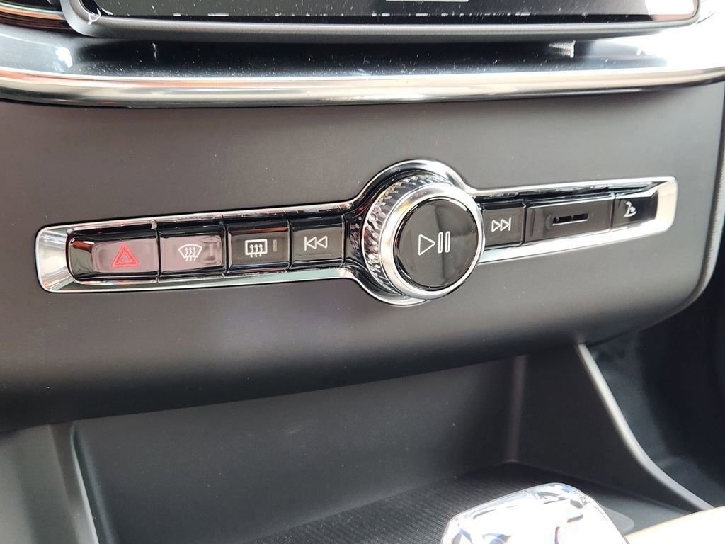 New 2026 Volvo XC90 B6 Plus w/ Protection Package Premier image 16